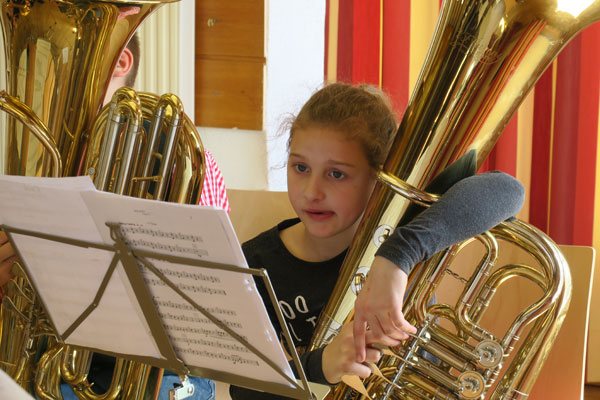Musikschule Frohnleiten - Auch Mädchen machen an der Tuba eine sehr gute Figur!